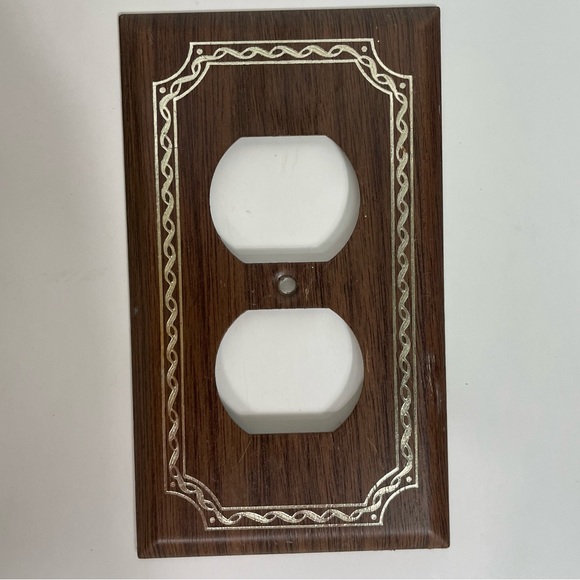 Vintage Outlet Cover Wall Plate - Picture 3 of 5